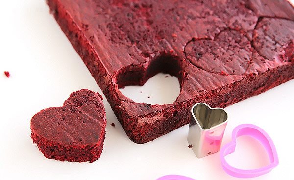 5 1 شکلات پر شده با کیک های قلبی شکل( همراه با سس شکلاتی نوتلا)